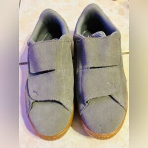 NWOT-PUMA Women's Vikky Suede Platform Velcro Sneakers. Size 7.
